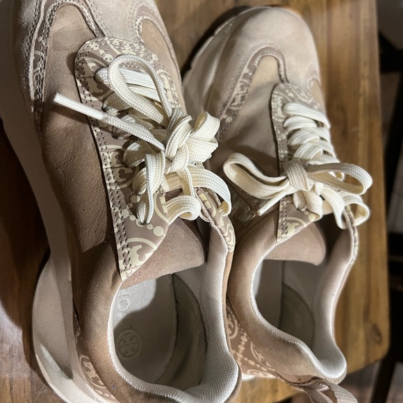 Like new Tory Burch beige sneakers size 8M - Picture 2 of 6